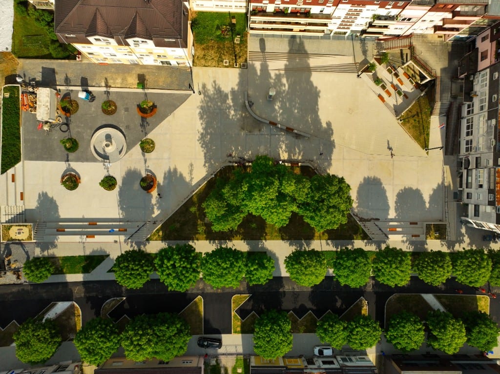 Yeşil alanlı modern kent meydanı ve kentsel dönüşüm